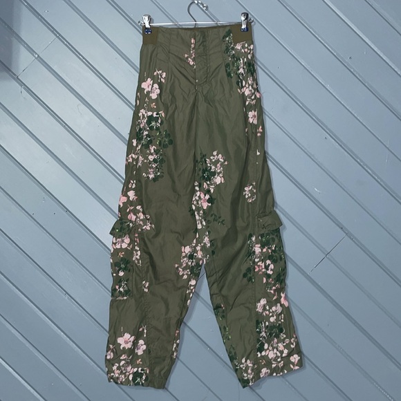 Free People Movement Mesmerize Me Cargo pants Olive Floral - Picture 2 of 12